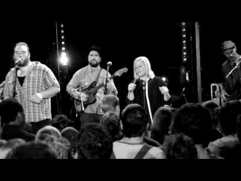 Quantic & Alice Russell with the Combo Barbaro - Pushin' On (Live)