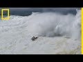 Sauvetage spectaculaire d'un surfeur sur une vague géante au Portugal