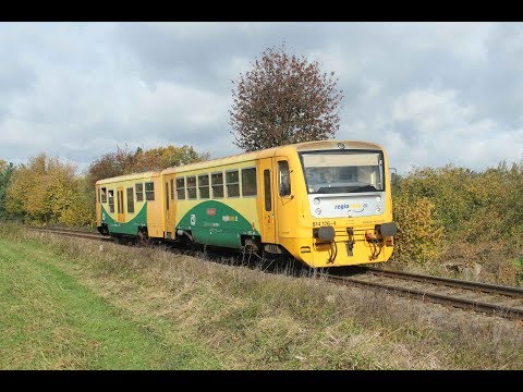 Motorová jednotka „Regionova“ 814.176 vede přes zatáčku v Horosedly. ECZ086949