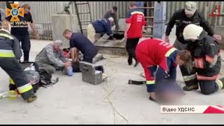 На Прилуччині двох чоловіків дістали з підземного зерносховища, один з них - загинув.