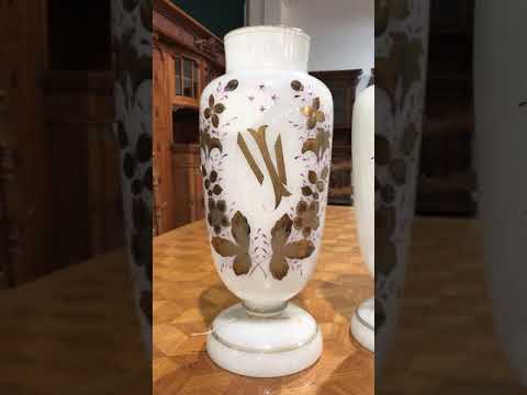 Парные вазы из опалового стекла