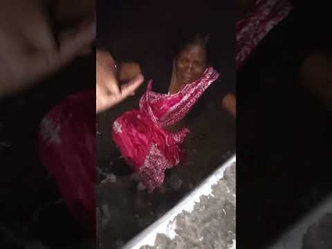 रात के अंधेरे में रेलवे ट्रैक के पास मिली Amma | हमने उन्हें घर तक पहुंचाया 🙏 #video #viral
