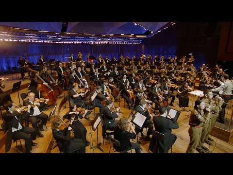התזמורת הפילהרמונית ותזמורת צה"ל בביצוע לשיר "על כל אלה"