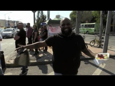 Willie Wartaal waagt z'n leven met oversteken - RAPPERS ACHTER DE TRALIES