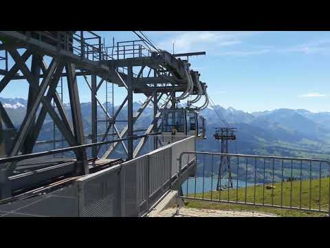 Seilbahn/Gondelbahn fährt in der Bergstation Niederhorn BE Ein