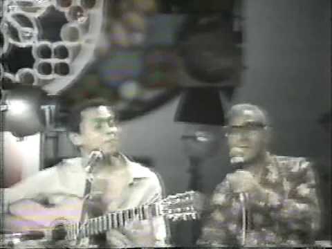 Paulinho da Viola e Roberto Silva cantam "Falsa Baiana" - 1982