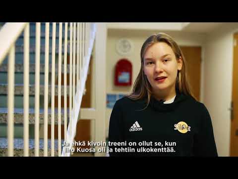 Siiri Väistölä (Siilinjärven Pesis​) ja Niklas Vähä (Ylivieskan Kuula​) pesäpallon yläkoululeirillä