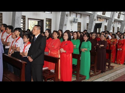 Tu sĩ và Giáo dân tham dự Thánh Lễ Đại Triều Mừng Chúa Phục Sinh 2018 tại TGP Huế