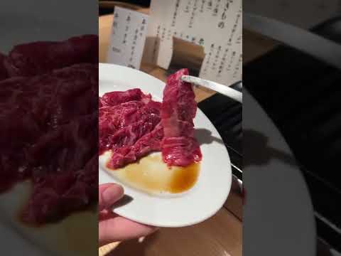 Como es mi tercer aniversario con mi novia, la llevaré al mejor restaurante Yakiniku de Osaka.