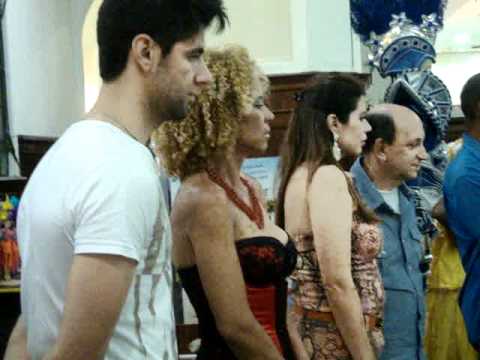 Menino arrasa no repique drag queen Tchaka filma flagra o fuxico carnaval.MPG