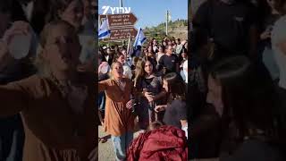 צפו: קבלת פנים מרגשת לשורד השבי אבינתן אור (חדשות ערוץ 7) - התמונה מוצגת ישירות מתוך אתר האינטרנט יוטיוב. זכויות היוצרים בתמונה שייכות ליוצרה. קישור קרדיט למקור התוכן נמצא בתוך דף הסרטון צפו: קבלת פנים מרגשת לשורד השבי אבינתן אור (חדשות ערוץ 7) - התמונה מוצגת ישירות מתוך אתר האינטרנט יוטיוב. זכויות היוצרים בתמונה שייכות ליוצרה. קישור קרדיט למקור התוכן נמצא בתוך דף הסרטון