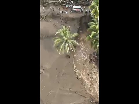 Heftige Regenfälle in Indonesien | DER SPIEGEL Shorts