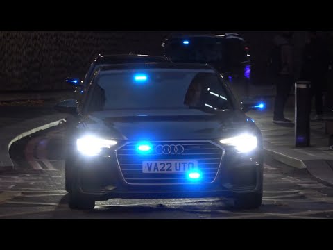 Metropolitan Police, Unmarked Counter Terrorism Police Convoy, deploying to a job through Tower Hill