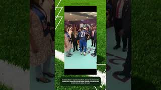 Presiden Liberia &amp; Legenda Sepakbola, George Weah menerima pelukan dari putranya Timothy Weah.