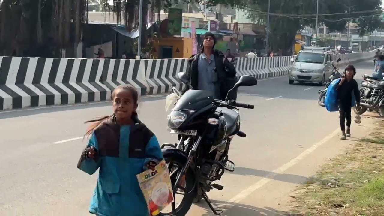 ஊசிமணியை பார்த்ததும் பேருந்தில் ஏற விடாமல் தடுத்த நடத்துனர்! சிறுவர்கள் பரிதாபம்! தீர்வு தந்த செய்தியாளர்!!