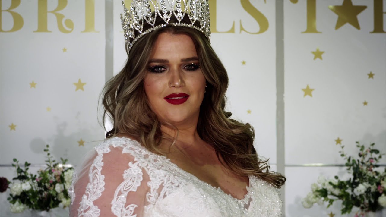 Plussize trouwjurken show, grote maat bruidsjurk met mouwen