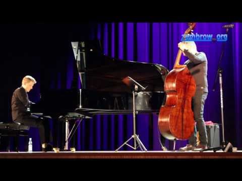 Zambrow.org - Koncert jazzowy w wykonaniu Adama Kowalewskiego oraz Piotra Wyleżoła