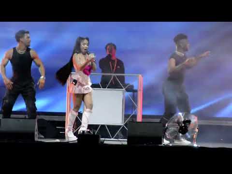 3) Lennis Rodríguez su dj y bailarines