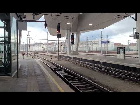 Einfahrt des railjet Xpress 265 und nightjet 40294 + nightjet 235/234 am 17.09.2022 in Wien Hbf