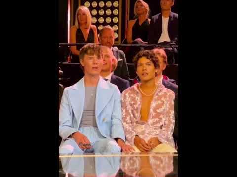 edvin wanted to hug omar first 😭 #edvinryding #omarrudberg #youngroyals #netflix