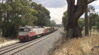 preview picture of video 'Battle on the 2% grade : Two trains on Warrenheip Bank : Australian trains and railroads'