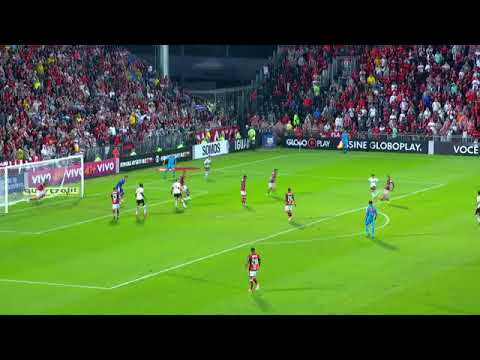 Corte do zagueiro quase em cima da linha evidando o gol do São Paulo em 02/07/2017