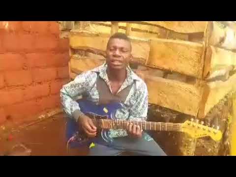 Il est impressionnant ce gars, il chante pour les mamans et l'amour qu'elles méritent.