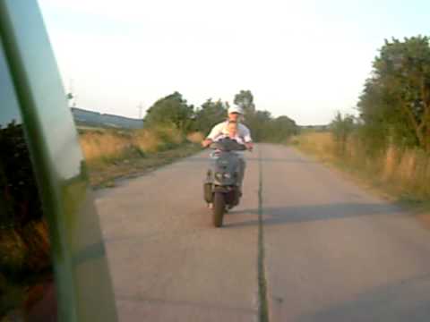 Rares si Tudor cu scuterul pe drumul Valea Sângeorgiului -Calan .avi