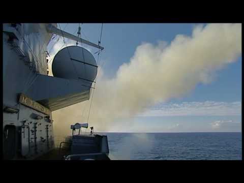 Hr. Ms. de Zeven Provinciën lanceert harpoons voor de kust van Noord-Amerika.