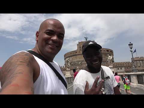 Repórter Favela com os Manos em Roma em frente o Castelo de Santo Ângelo