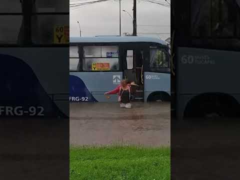 Mujer baja descalza de micro en pana en Hualpén