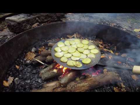 Muurikka Leisku (Klapppfanne) und Lagerfeuer