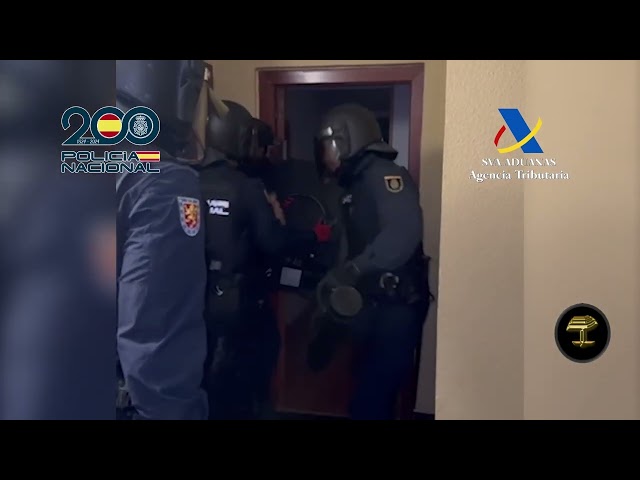 Desarticulada una organización especializada en la falsificación de documentos para inmigrantes