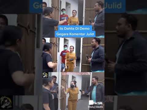 VIRAL..IIS DAHLIA😎Di demo depan rumahnya.#Shorts