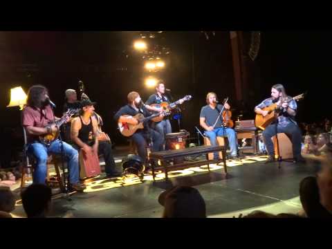 2013-09-01, Zac Brown Band (w-Brad Stella), Hartford, (cover medley)