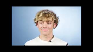 Rudolph, the Red-Nosed Reindeer - Frosty the Snowman (Ross Lynch Video)