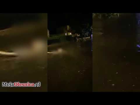 11.07.2021 Oleśnica - pływanie na materacu po zalanej ulicy