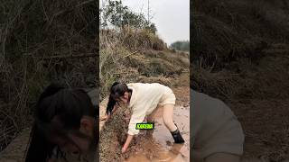 Download lagu HUNTING EELS WITH BARE HANDS?? Are you really strong? #shorts #fishing #mancing mp3