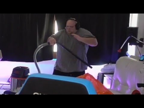 Boy attacca il Maestro mentre pulisce e si può dire che non l'ha presa bene?