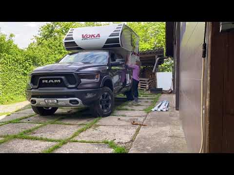 Wohnkabine aufs Fahrzeug setzen