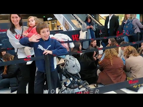 Dédicace de la chanteuse Jenifer ❤️ les 1ers fans 😊 attendent depuis 09H00, Paris le 5 Novembre 2022