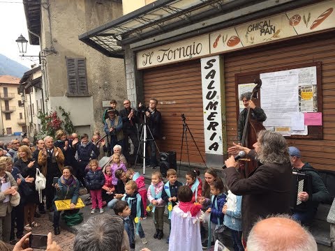 Flash mob canoro  con i  Sulutumana I pess