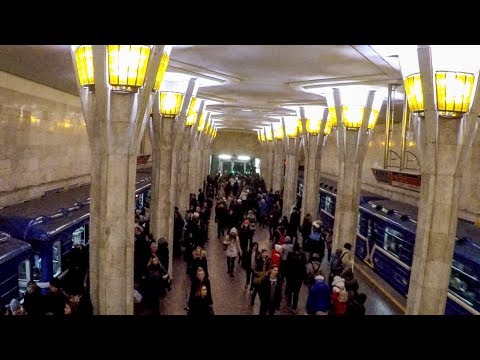 Um passeio pelas estações de metrô do centro da cidade de Minsk, Bielorrússia