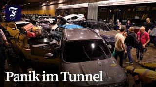 Starkregen flutet Tunnel mit Autos in São Paulo