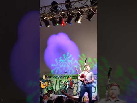 Gaelic Storm fiddle vs bagpipes