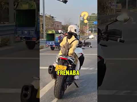 ¡Su mamá le compró una mini motocicleta! 🏍️👧