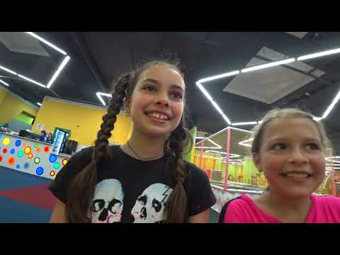 Софія з подругою в Crazy Land