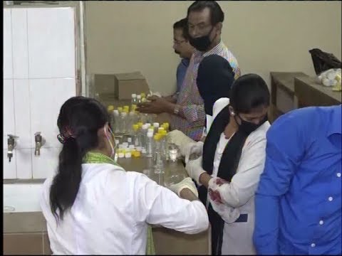 সংকট ঘোচাতে চট্টগ্রামে স্বেচ্ছাসেবী রসায়নবিদরা তৈরি করেছেন হ্যান্ড স্যানিটাইজার | ETV News