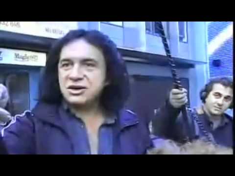 Gene Simmons gets called out by a fan (in sync)