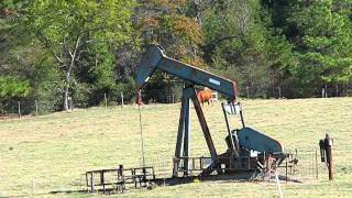 preview picture of video 'Old Exxon Oil Well'